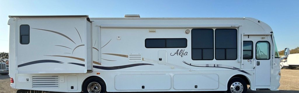 2004 Freightliner XC Chassis RV